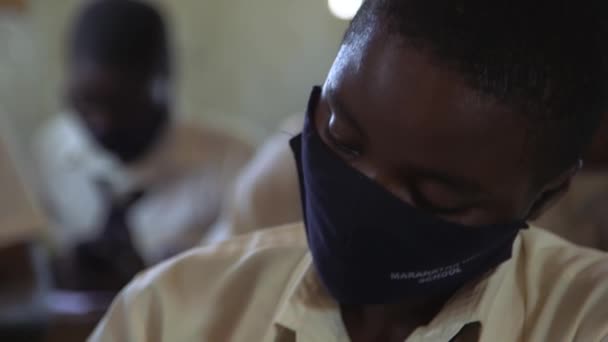 Неизвестный Студент Защитной Маске Пандемии Коронавируса Средней Школе Маранатха Кампале — стоковое видео