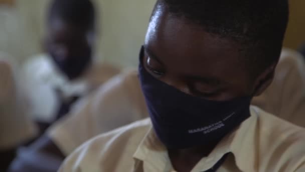 Neznámý Student Ochranné Masce Kvůli Pandemii Koronaviru Střední Škole Maranatha — Stock video