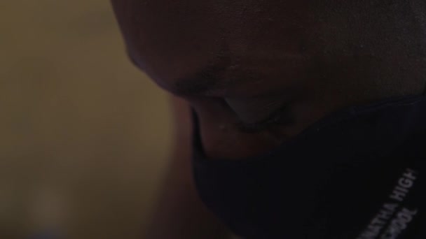 Niezidentyfikowany Student Masce Ochronnej Powodu Pandemii Koronawirusowej Liceum Maranatha Kampali — Wideo stockowe