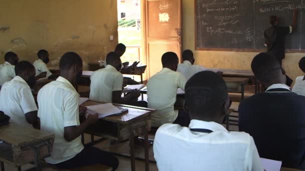 Невідомі Студенти Носять Захисні Маски Через Пандемію Коронавірусу Середній Школі — стокове відео