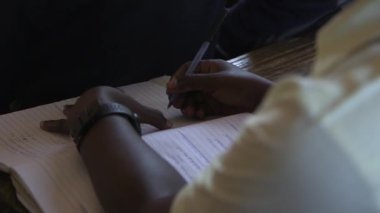 Doğu Afrika, Uganda 'nın başkenti Kampala' daki Maranatha Lisesi 'nin tanımlanamayan öğrencisi, Kasım 2020