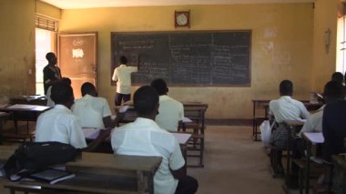 Doğu Afrika 'nın başkenti Kampala' daki Maranatha Lisesi 'nde Kasım 2020' de meydana gelen koronavirüs salgını nedeniyle kimliği belirsiz öğrenciler koruyucu maskeler takıyor.