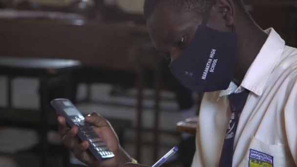 Niezidentyfikowany Student Masce Ochronnej Powodu Pandemii Koronawirusowej Liceum Maranatha Kampali — Wideo stockowe