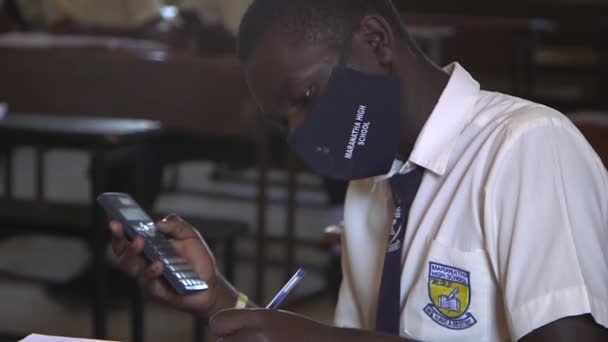 남아프리카 공화국 우간다의 캄팔라에 마라타 고등학교에서 유행하고 코로나 바이러스때문에 의학생 — 비디오