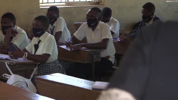 Неизвестные Студенты Защитных Масках Пандемии Коронавируса Средней Школе Маранатха Кампале — стоковое видео