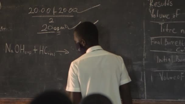 Azonosítatlan Diák Védőmaszkot Visel Maranatha Gimnázium Koszorúér Világjárványa Miatt Kampalában — Stock videók
