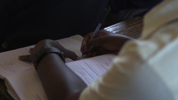 2020年11月 東アフリカ ウガンダの首都カンパラのマラナタ高校の授業で未確認の生徒 — ストック動画
