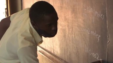 Doğu Afrika 'nın başkenti Kampala' daki Maranatha Lisesi 'nde Kasım 2020' de meydana gelen koronavirüs salgını yüzünden kimliği belirsiz öğrenci koruyucu maske takıyor.