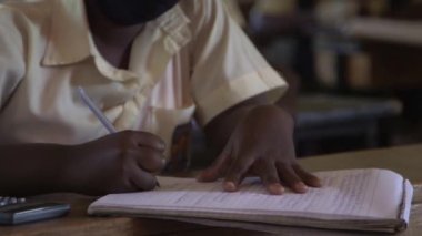 Doğu Afrika 'nın başkenti Kampala' daki Maranatha Lisesi 'nde Kasım 2020' de meydana gelen koronavirüs salgını yüzünden kimliği belirsiz öğrenci koruyucu maske takıyor.