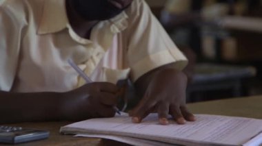 Doğu Afrika 'nın başkenti Kampala' daki Maranatha Lisesi 'nde Kasım 2020' de meydana gelen koronavirüs salgını yüzünden kimliği belirsiz öğrenci koruyucu maske takıyor.