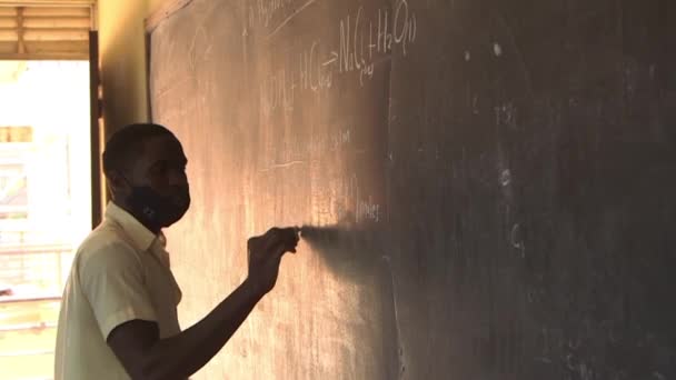 Неизвестный Студент Защитной Маске Пандемии Коронавируса Средней Школе Маранатха Кампале — стоковое видео