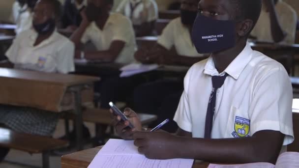 Oidentifierad Student Med Skyddsmask Grund Coronaviruspandemin Maranatha High School Kampala — Stockvideo