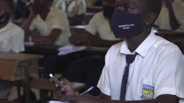 Niet Geïdentificeerde Student Draagt Beschermend Masker Vanwege Coronaviruspandemie Maranatha High — Stockvideo