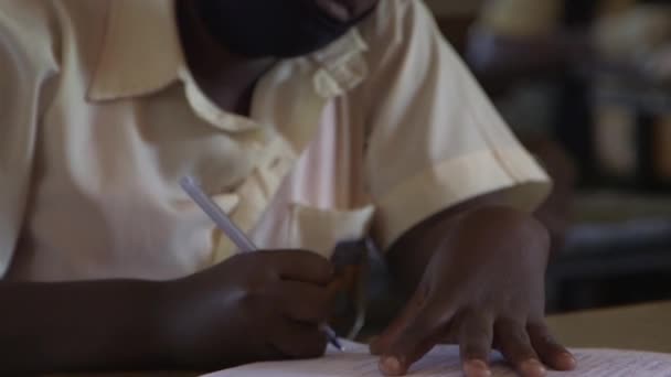 남아프리카 공화국 우간다의 캄팔라에 마라타 고등학교에서 유행하고 코로나 바이러스때문에 의학생 — 비디오