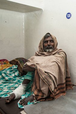 Sundarpur, Bihar Eyaleti, Hindistan, Kasım 2013 'te yerel bir cüzzam hastanesinde kimliği belirsiz Hintli hasta.