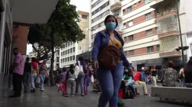 Venezuela 'nın başkenti Caracas' taki Sabana Grande Bulvarı 'nda 19 Aralık 2020' de meydana gelen COVID-19 virüsü nedeniyle çoğu koruyucu maskeli, kimliği belirsiz kişiler