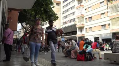 Venezuela 'nın başkenti Caracas' taki Sabana Grande Bulvarı 'nda 19 Aralık 2020' de meydana gelen COVID-19 virüsü nedeniyle çoğu koruyucu maskeli, kimliği belirsiz kişiler
