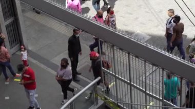 Venezuela 'nın başkenti Caracas' taki Sabana Grande Bulvarı 'nda 19 Aralık 2020' de meydana gelen COVID-19 virüsü nedeniyle çoğu koruyucu maskeli, kimliği belirsiz kişiler