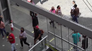 Venezuela 'nın başkenti Caracas' taki Sabana Grande Bulvarı 'nda 19 Aralık 2020' de meydana gelen COVID-19 virüsü nedeniyle çoğu koruyucu maskeli, kimliği belirsiz kişiler
