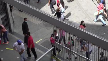Venezuela 'nın başkenti Caracas' taki Sabana Grande Bulvarı 'nda 19 Aralık 2020' de meydana gelen COVID-19 virüsü nedeniyle çoğu koruyucu maskeli, kimliği belirsiz kişiler