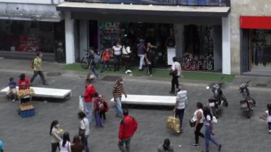 Venezuela 'nın başkenti Caracas' taki Sabana Grande Bulvarı 'nda 19 Aralık 2020' de meydana gelen COVID-19 virüsü nedeniyle çoğu koruyucu maskeli, kimliği belirsiz kişiler