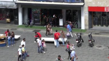 Venezuela 'nın başkenti Caracas' taki Sabana Grande Bulvarı 'nda 19 Aralık 2020' de meydana gelen COVID-19 virüsü nedeniyle çoğu koruyucu maskeli, kimliği belirsiz kişiler