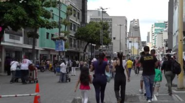 Venezuela 'nın başkenti Caracas' taki Sabana Grande Bulvarı 'nda 19 Aralık 2020' de meydana gelen COVID-19 virüsü nedeniyle çoğu koruyucu maskeli, kimliği belirsiz kişiler