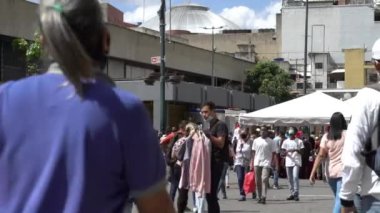 Venezuela 'nın başkenti Caracas' taki Sabana Grande Bulvarı 'nda 19 Aralık 2020' de meydana gelen COVID-19 virüsü nedeniyle çoğu koruyucu maskeli, kimliği belirsiz kişiler
