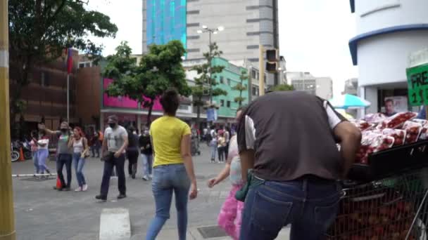 2020年12月19日 在委内瑞拉首都加拉加斯市中心的Sabana Grande大道 身份不明者 其中大多数人戴着防护面具 因为Covid 19病毒 — 图库视频影像