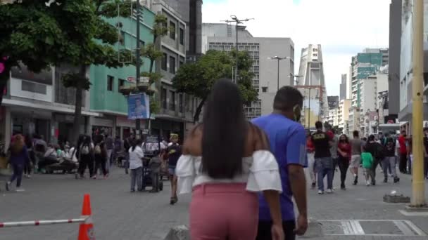 2020年12月19日 在委内瑞拉首都加拉加斯市中心的Sabana Grande大道 身份不明者 其中大多数人戴着防护面具 因为Covid 19病毒 — 图库视频影像