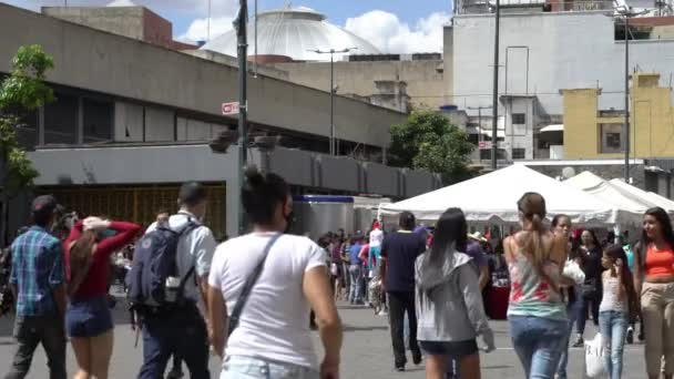 ベネズエラの首都カラカスのダウンタウンにあるサバーナ グランデ通りの未確認の人々 Covid 19ウイルスによる保護マスクのほとんど 2020年12月19日に — ストック動画