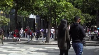 Venezuela 'nın başkenti Chacaito, Caracas' taki Plaza Brion 'da 19 Aralık 2020' de meydana gelen COVID-19 virüsü nedeniyle çoğu koruyucu maskeli, kimliği belirsiz kişiler