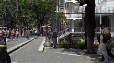 Venezuela 'nın başkenti Chacaito, Caracas' taki Plaza Brion 'da 19 Aralık 2020' de meydana gelen COVID-19 virüsü nedeniyle çoğu koruyucu maskeli, kimliği belirsiz kişiler