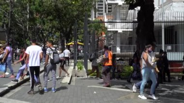 Venezuela 'nın başkenti Chacaito, Caracas' taki Plaza Brion 'da 19 Aralık 2020' de meydana gelen COVID-19 virüsü nedeniyle çoğu koruyucu maskeli, kimliği belirsiz kişiler
