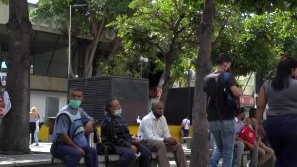 Personas Identificadas Mayoría Con Máscaras Protectoras Debido Virus Covid Plaza — Vídeos de Stock