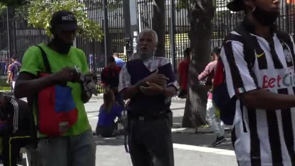 Pessoas Não Identificadas Maioria Com Máscaras Protetoras Por Causa Vírus — Vídeo de Stock