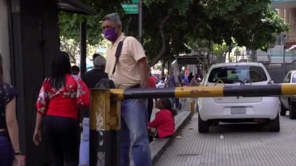 Azonosítatlan Személyek Többségük Covid Vírus Miatt Védőmaszkban Venezuelai Fővárosban Chacaitóban — Stock videók