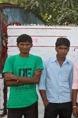 RAXAUL, INDIA: Raxaul, Bihar State, Hindistan 'da tanımlanamayan Hintli erkekler, Kasım 2013