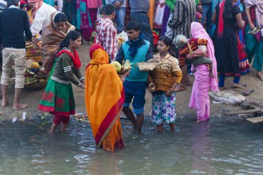Hindistan 'ın Bihar Eyaleti Raxaul şehrinde 8 Kasım 2013' te düzenlenen Chhas Hindu dini festivalinde kimliği belirsiz Hintli insanlar
