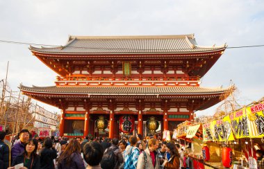 Tokyo, Japonya 'daki Senso-ji Tapınağı' nda 23 Mart 2014 tarihinde tanımlanamayan insanlar. Senso-ji Tapınağı, Asakusa 'nın ve Japonya' daki en ünlü tapınaklardan birinin sembolüdür..