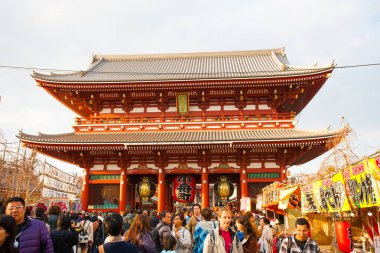Tokyo, Japonya 'daki Senso-ji Tapınağı' nda 23 Mart 2014 tarihinde tanımlanamayan insanlar. Senso-ji Tapınağı, Asakusa 'nın ve Japonya' daki en ünlü tapınaklardan birinin sembolüdür..
