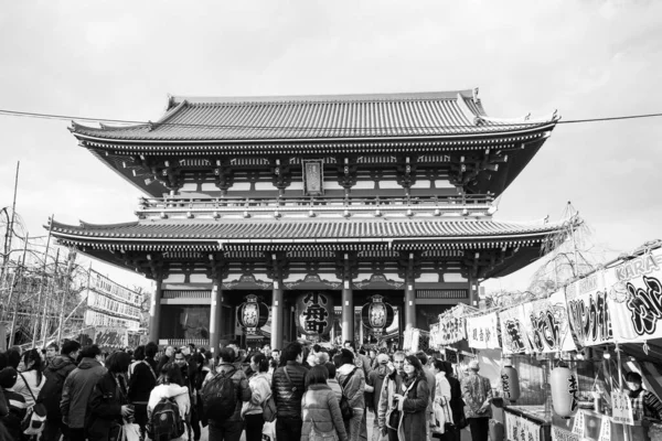 2014年3月24日在日本东京的Senso Ji寺 身份不明的人 Senso Ji寺是Asakusa的象征 也是日本最有名的寺庙之一 — 图库照片