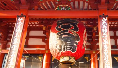 Tokyo, Japonya - 24 Mart 2014 - Sensoji tapınağının girişinde 