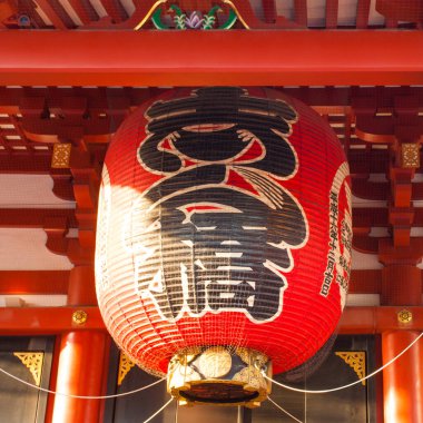 Tokyo, Japonya - 24 Mart 2014 - Sensoji tapınağının girişinde 