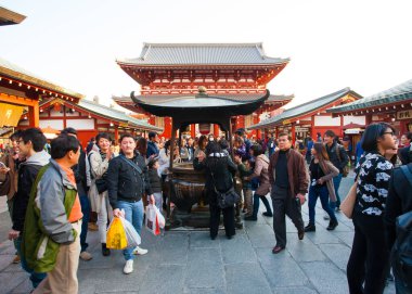 Tokyo, Japonya 'daki Senso-ji Tapınağı' nda 23 Mart 2014 tarihinde tanımlanamayan insanlar. Senso-ji Tapınağı, Asakusa 'nın ve Japonya' daki en ünlü tapınaklardan birinin sembolüdür..