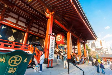 Tokyo, Japonya 'daki Senso-ji Tapınağı' nda 23 Mart 2014 tarihinde tanımlanamayan insanlar. Senso-ji Tapınağı, Asakusa 'nın ve Japonya' daki en ünlü tapınaklardan birinin sembolüdür..