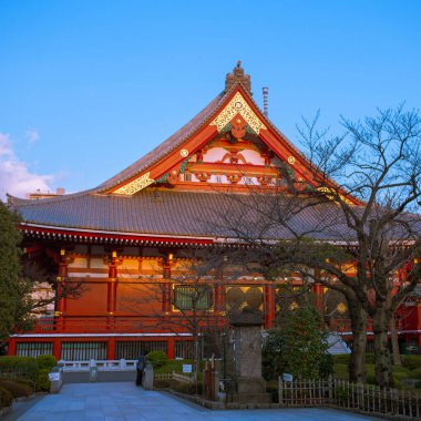 Tokyo, Japonya 'daki Senso-ji Tapınağı' nın 23 Mart 2014 tarihli çok sayıda binasından biri. Senso-ji Tapınağı, Asakusa 'nın ve Japonya' daki en ünlü tapınaklardan birinin sembolüdür..