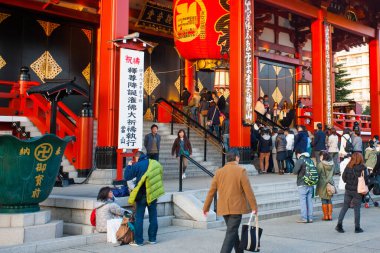 Japonya 'nın Senso-ji Tapınağı' ndaki kimliği belirsiz kişiler 24 Mart 2014 tarihinde Tokyo 'da. Senso-ji Tapınağı, Asakusa' nın ve Japonya 'nın en ünlü tapınaklarından birinin sembolüdür..