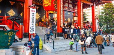 Japonya 'nın Senso-ji Tapınağı' ndaki kimliği belirsiz kişiler 24 Mart 2014 tarihinde Tokyo 'da. Senso-ji Tapınağı, Asakusa' nın ve Japonya 'nın en ünlü tapınaklarından birinin sembolüdür..
