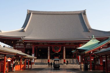 Tokyo, Japonya 'daki Senso-ji Tapınağı' nda 23 Mart 2014 tarihinde tanımlanamayan turistler. Senso-ji Tapınağı, Asakusa 'nın ve Japonya' daki en ünlü tapınaklardan birinin sembolüdür..